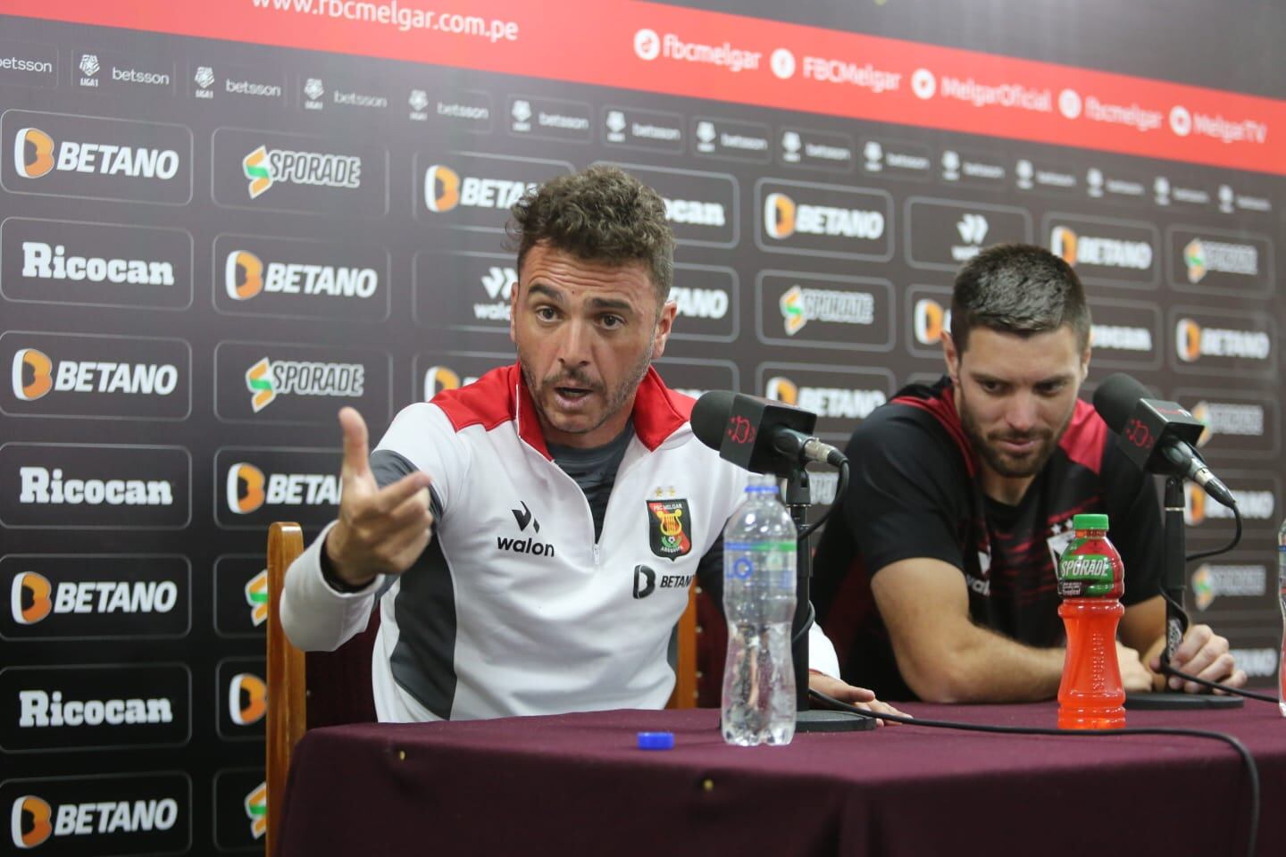 Mariano Soso en conferencia de prensa junto al defensor Leonel Galeano (Foto: GEC)