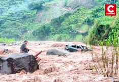 Oxapampa: Vehículo es arrastrado por huaico y conductor se salva de milagro
