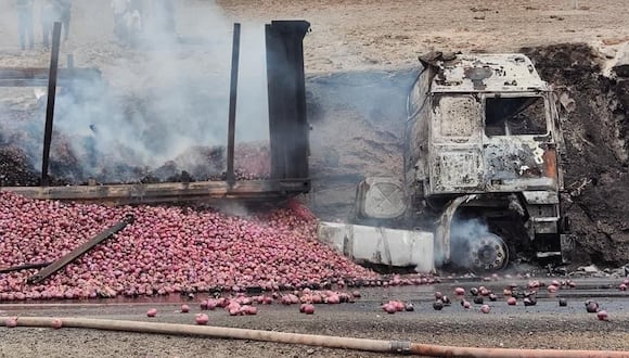 Carga se quemó por incendio de camiones. (Foto: Difusión)