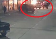 Delincuentes incendian vehículo en pleno centro de Chiclayo