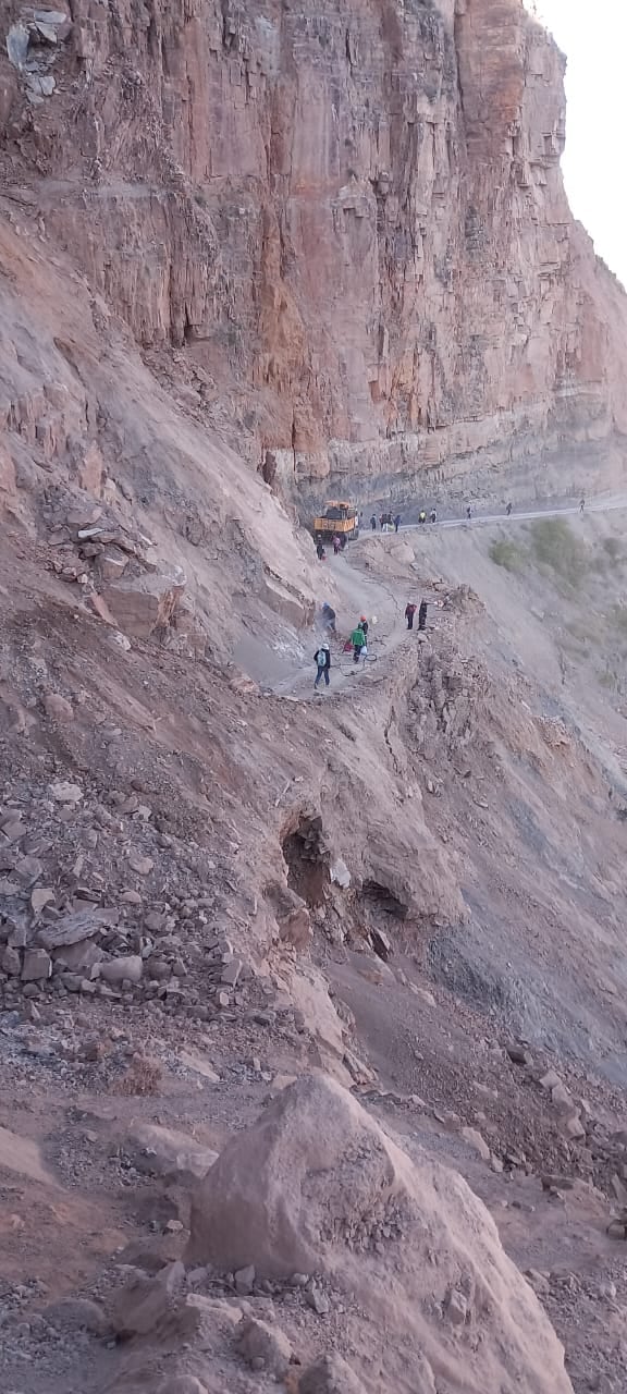 Pobladores arriesgan su vida para cruzar por zonas de derrumbe (Foto: GEC)