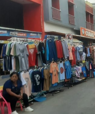 La mayoría de personas se dedica al comercio ambulatorio en Chiclayo.