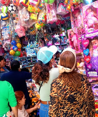 Recorren mercados y tiendas comerciales en busca de agenciarse de todo para la Nochebuena.