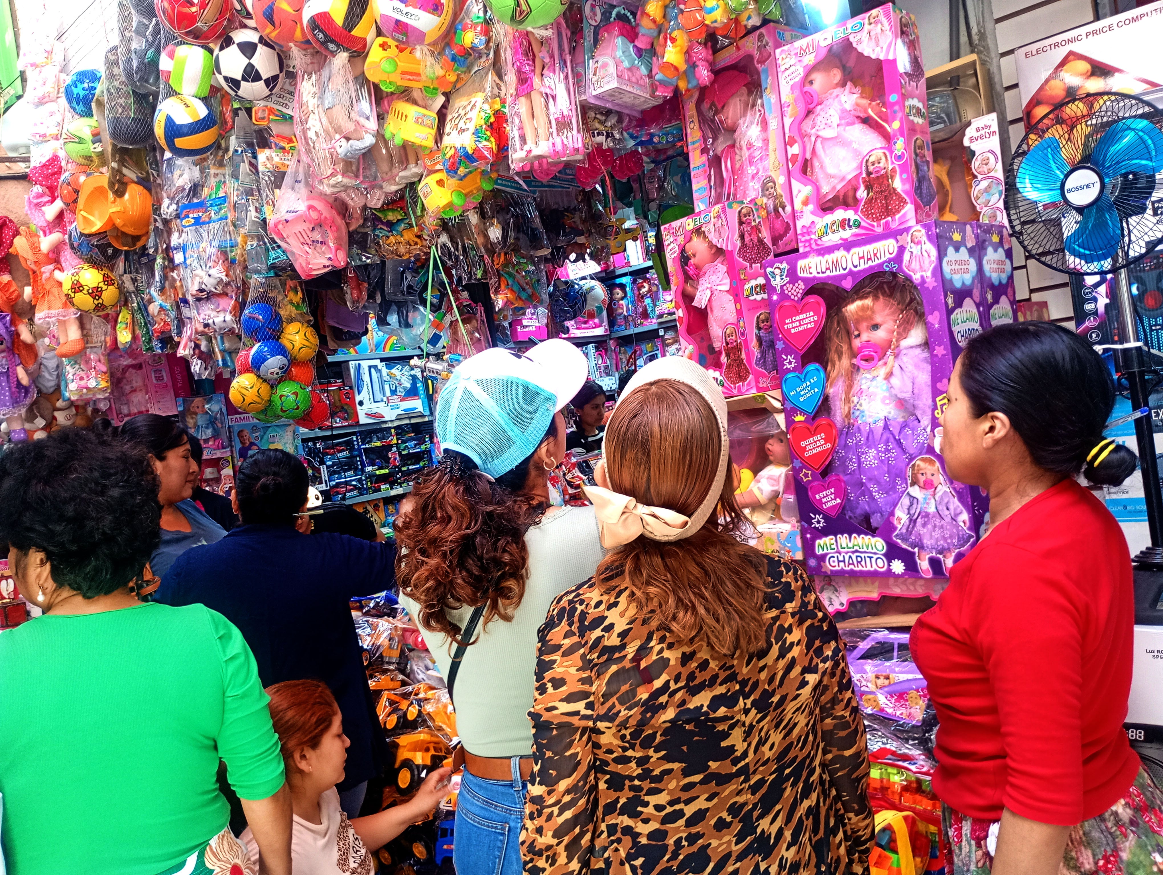 Recorren mercados y tiendas comerciales en busca de agenciarse de todo para la Nochebuena.