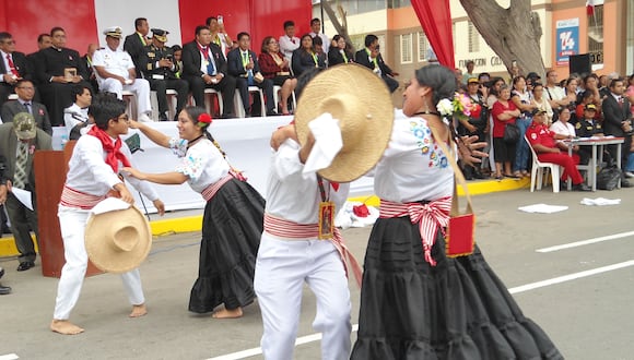 Castilla rindió homenaje a la patria con un vistoso desfile cívico-escolar.