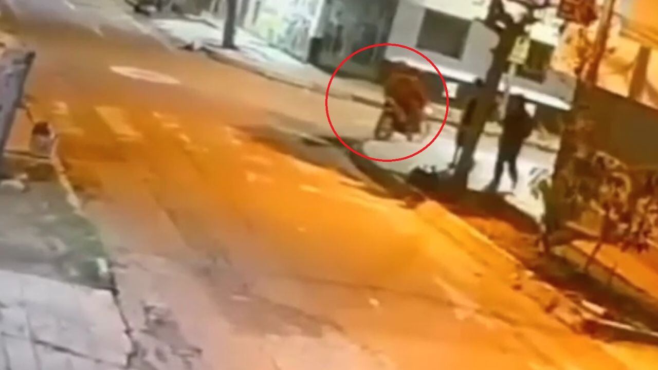 Hecho se registró en la urbanización Las Capullanas. Uno de los asaltantes fugó en su moto y abandonó a su cómplice, quien luego fue entregado a la Policía.