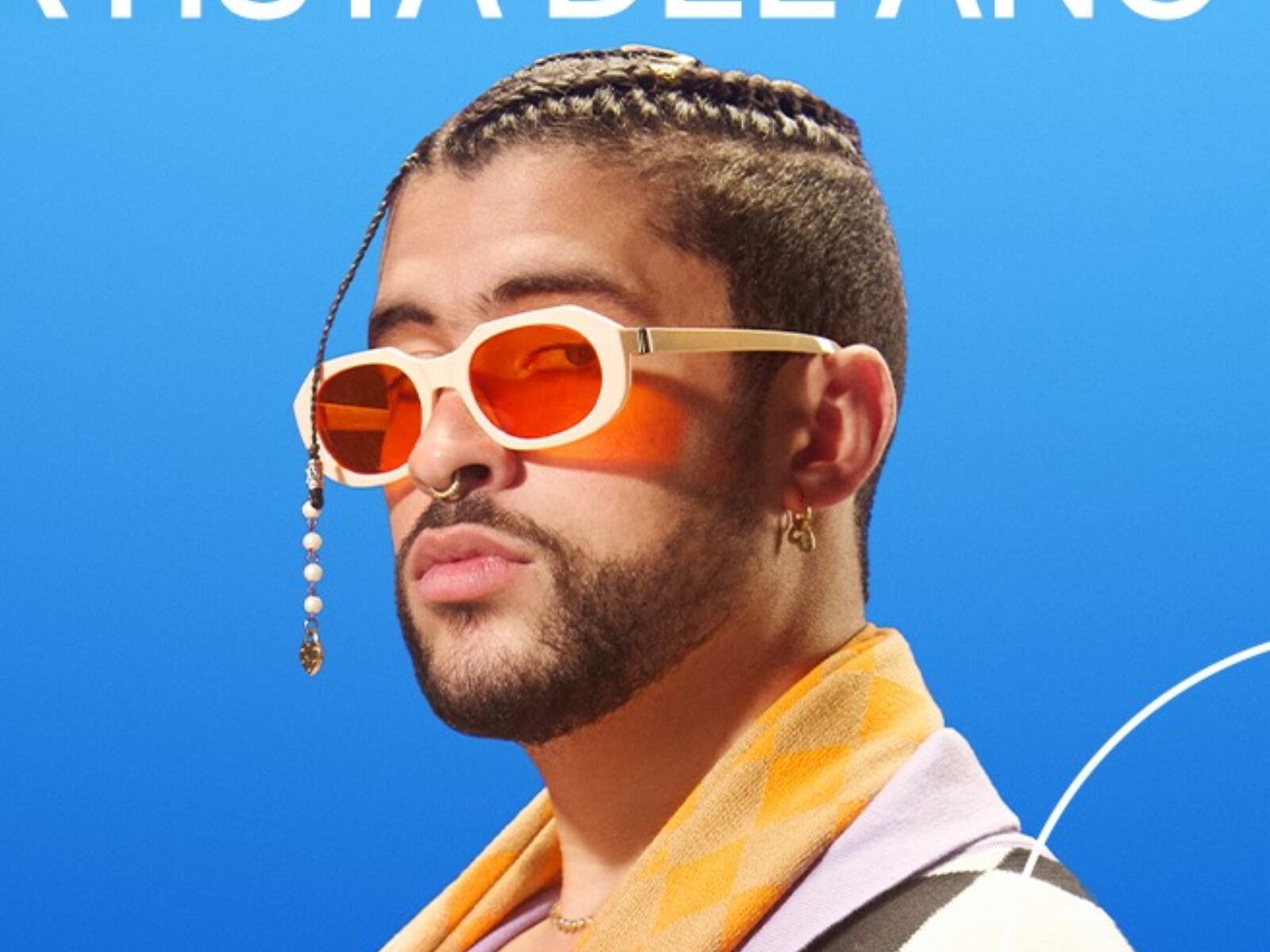 “Si hay una constante sobre Bad Bunny, que tiene 29 años, es que lo que sea que crea se convierte en un éxito mundial”, se lee en la publicación de la revista en donde llaman al reggaetonero ‘El Rey del Pop’.