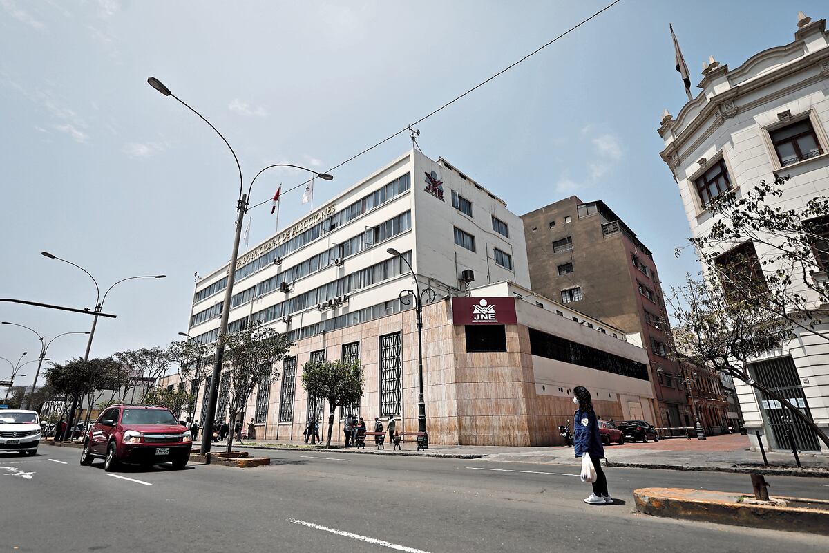 Partidos piden al JNE precisar si un primer regidor podría recibir credencial de alcalde antes de debate en Lima
