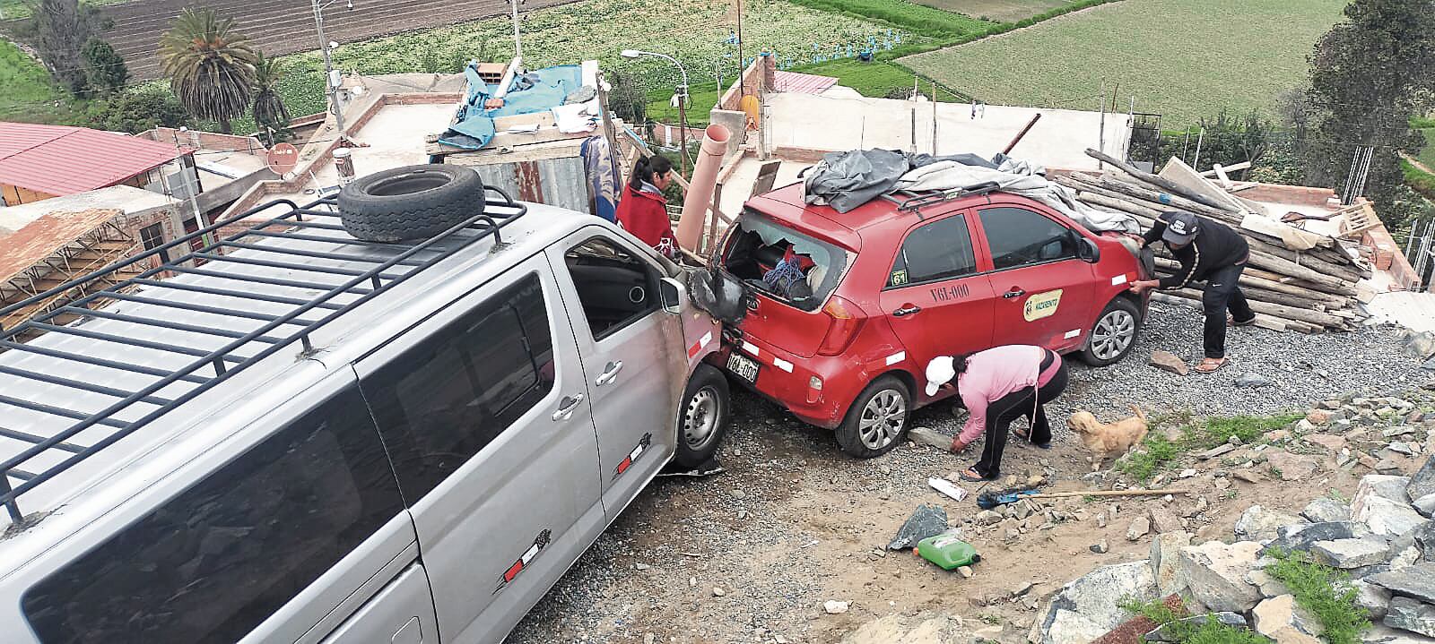 Ambas unidades vehiculares fueron siniestradas. Foto: GEC.