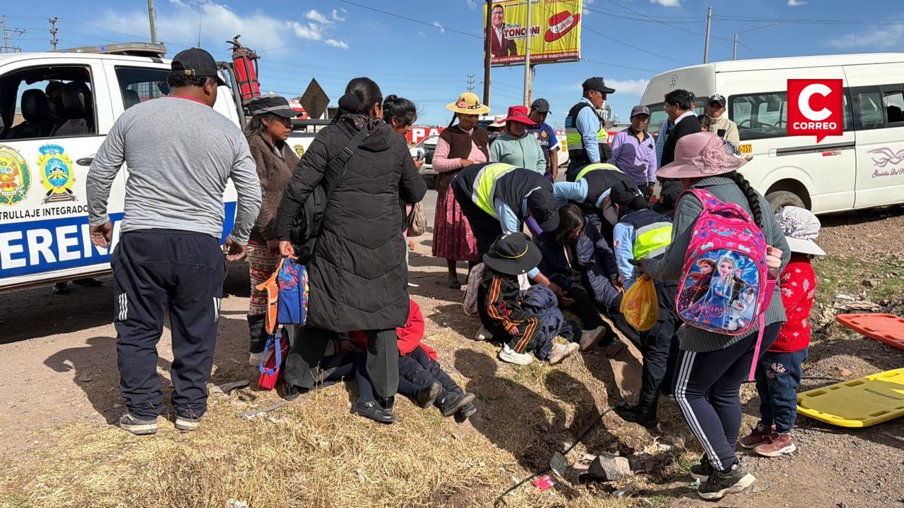 Puno: Escolares resultan heridos tras el despiste de una combi de servicio urbano