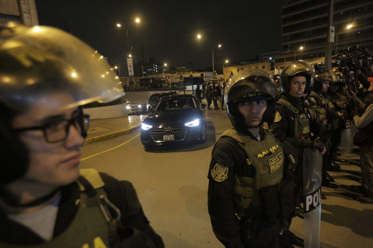 La presentación de Alberto Otárola en la fiscalía de dio en medio de un amplio despliegue policial. Foto: GEC / Anthony Niño de Guzmán