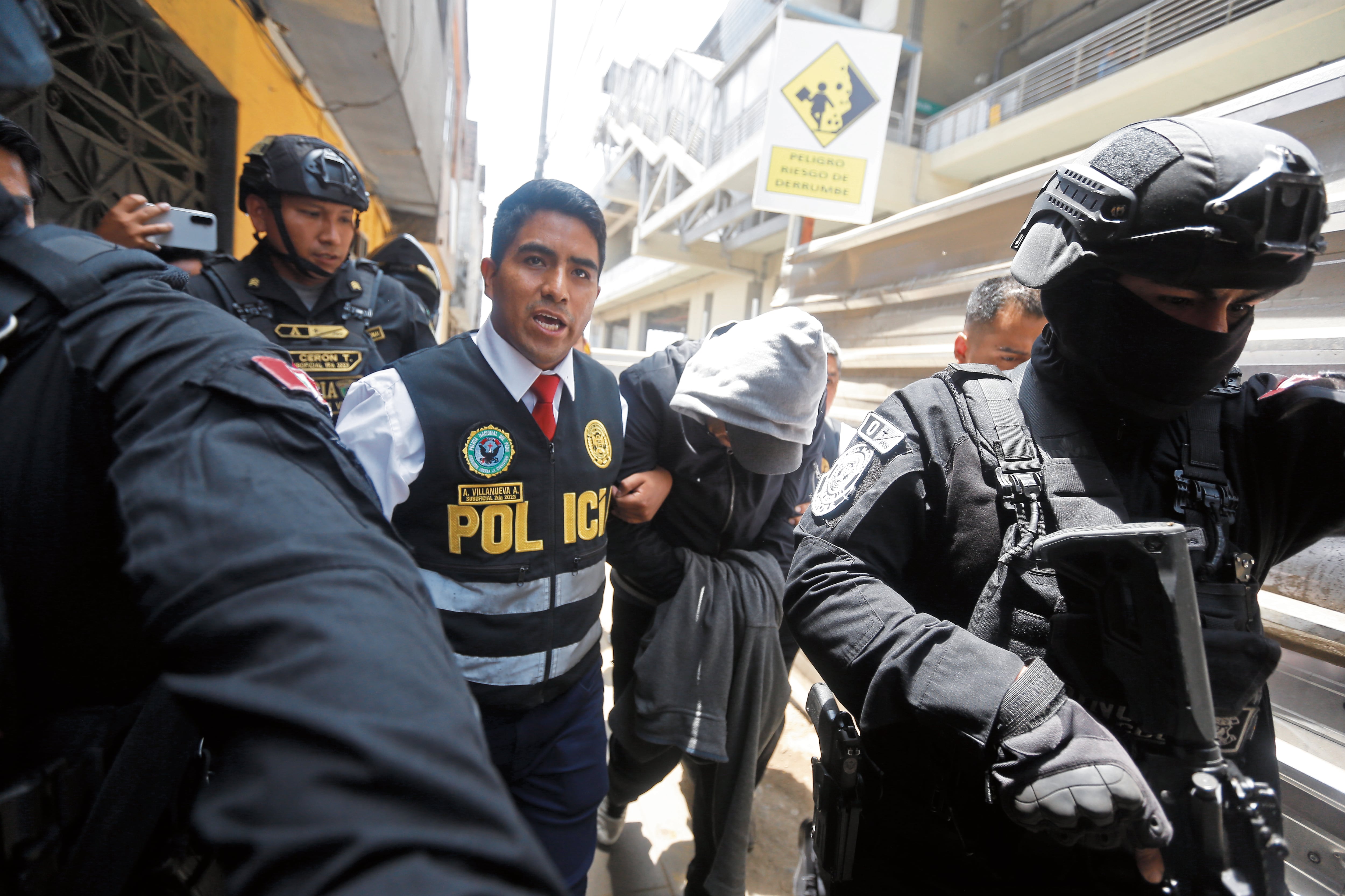 En total cinco miembros de la PNP fueron detenidos y el caso es investigado por la Inspectoría General. La organización habría estado activa desde febrero