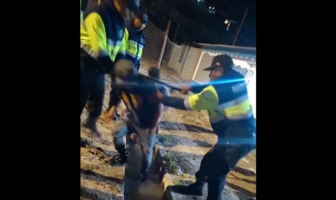 Serenos obligan a hombres a “bañarse” en canal de riego en Secocha, Camaná