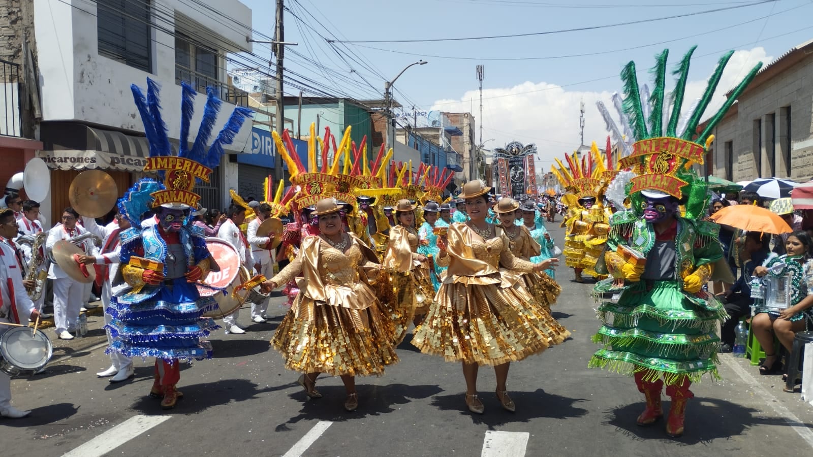 Luciendo sus atuendos de fiesta los pobladores veneraron a la Mamita Candelaria. (Foto: GEC)