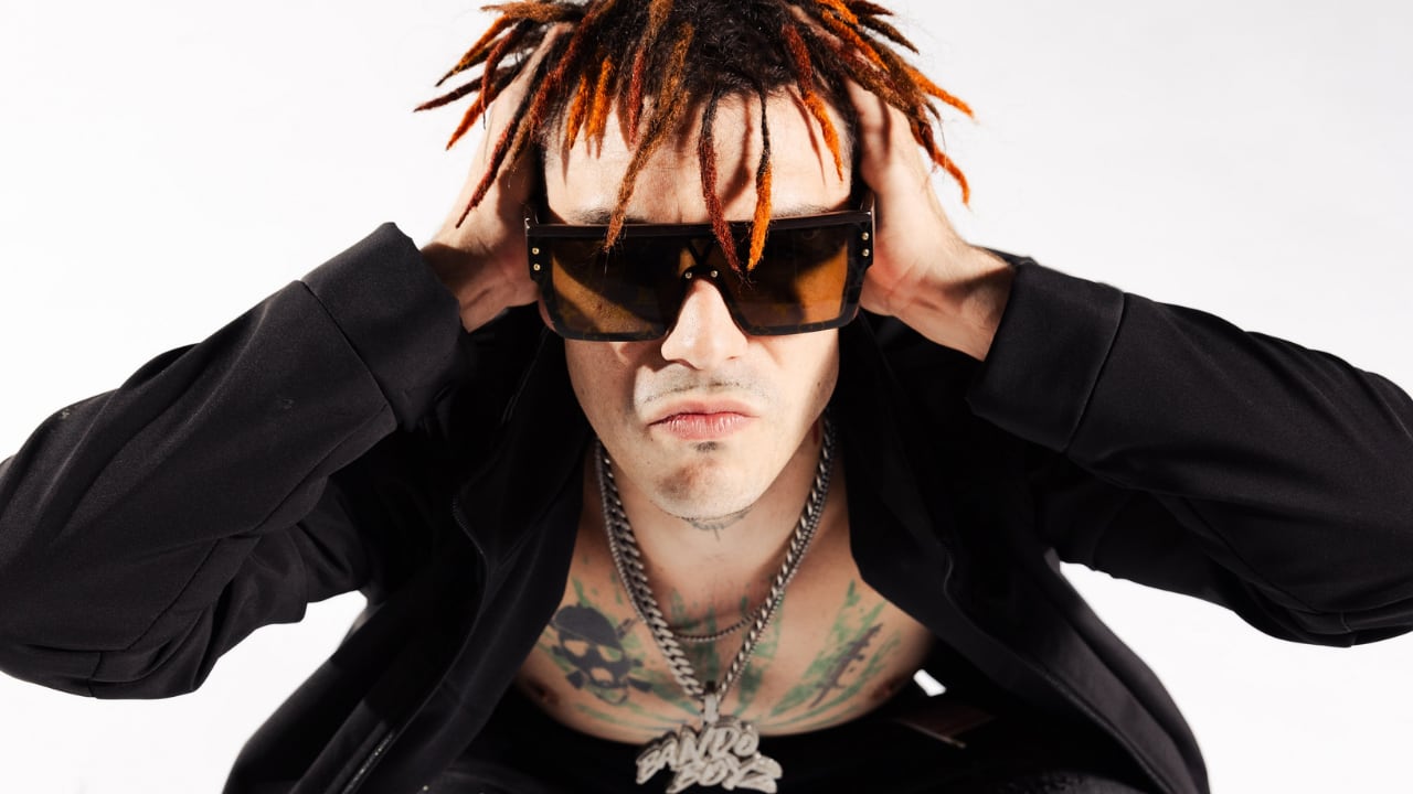 El artista alicantino revisita uno de sus temas más populares con una nueva versión que refuerza su faceta romántica. También confirmó una visita promocional a Lima este año.