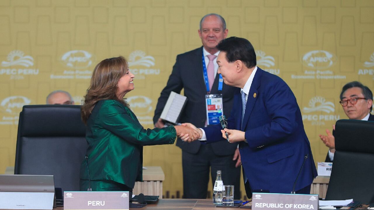 Dina Boluarte entregó una vara de mando a su homólogo de Corea del Sur, Yoon Suk-yeol.