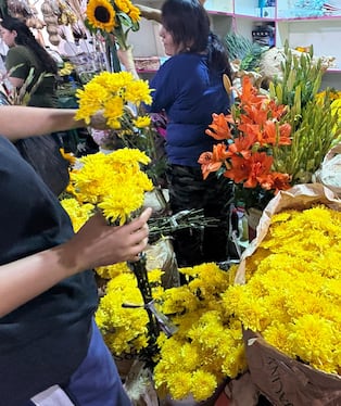 Flores amarillas y uvas marcaron el Año Nuevo 2026 en los mercados de Ica