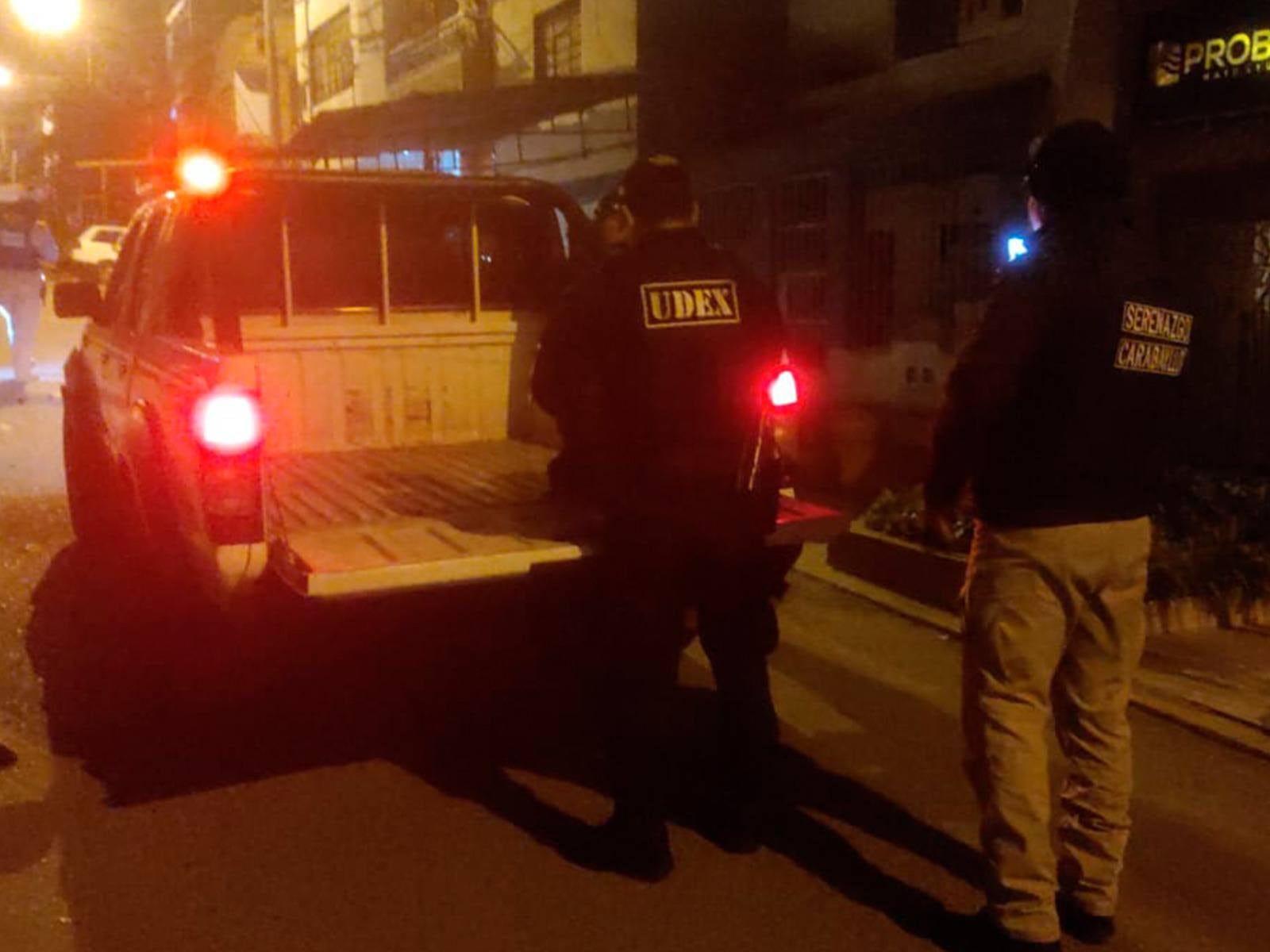 Serenos detectaron a dos sujetos en motocicleta que dejaron un explosivo frente a la vivienda del alcalde de Carabayllo. UDEX revisó el artefacto y la PNP continúa con las investigaciones. (Foto: Carabayllo Opina)