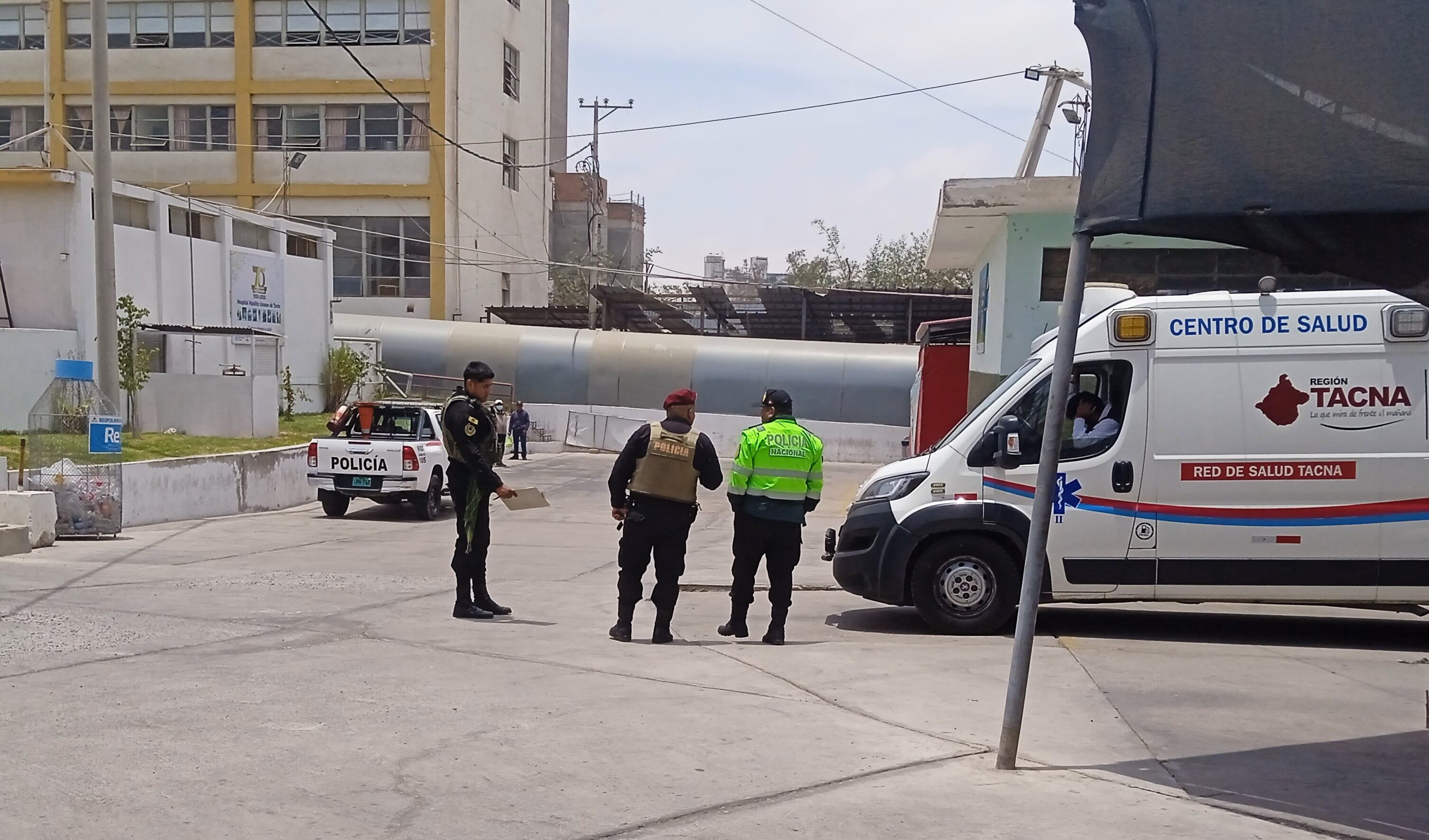 Agentes de Radiopatrulla y de otras unidades acudieron al hospital Hipólito Unanue para conocer la salud de su colega