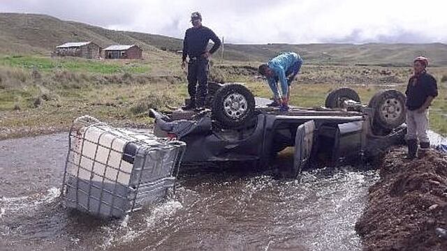 Cusco: Camioneta con 20 mil alevinos de trucha se vuelca y termina en el río 