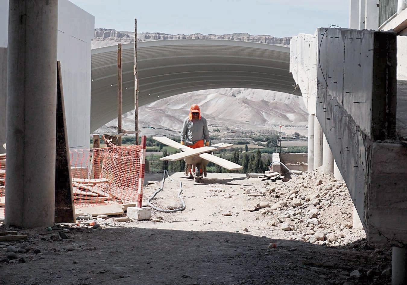 Construcción del colegio en Vitor tardó un año en empezar, pese a la transferencia económica en el año 2023