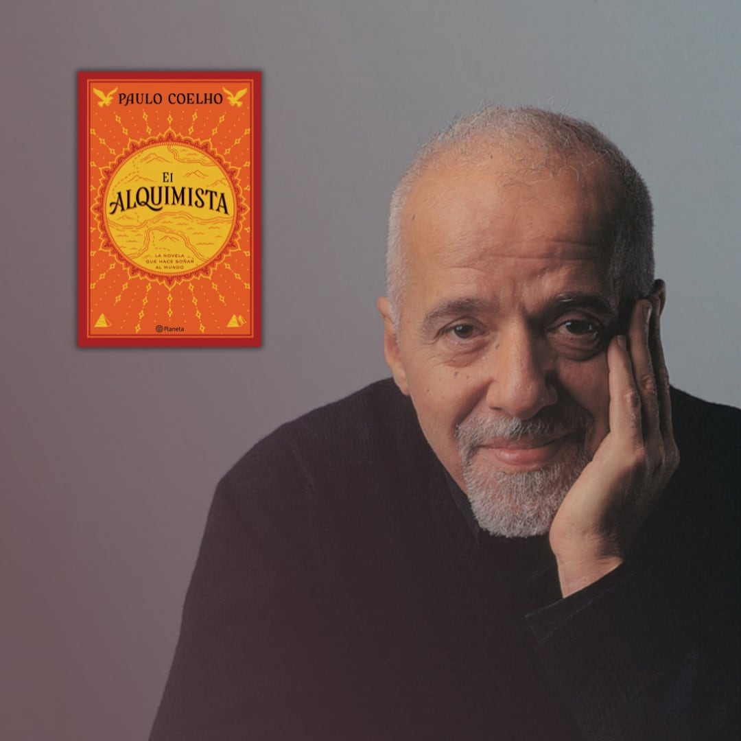 Paulo Coelho junto a la portada de "El Alquimista" (Foto: Planeta)
