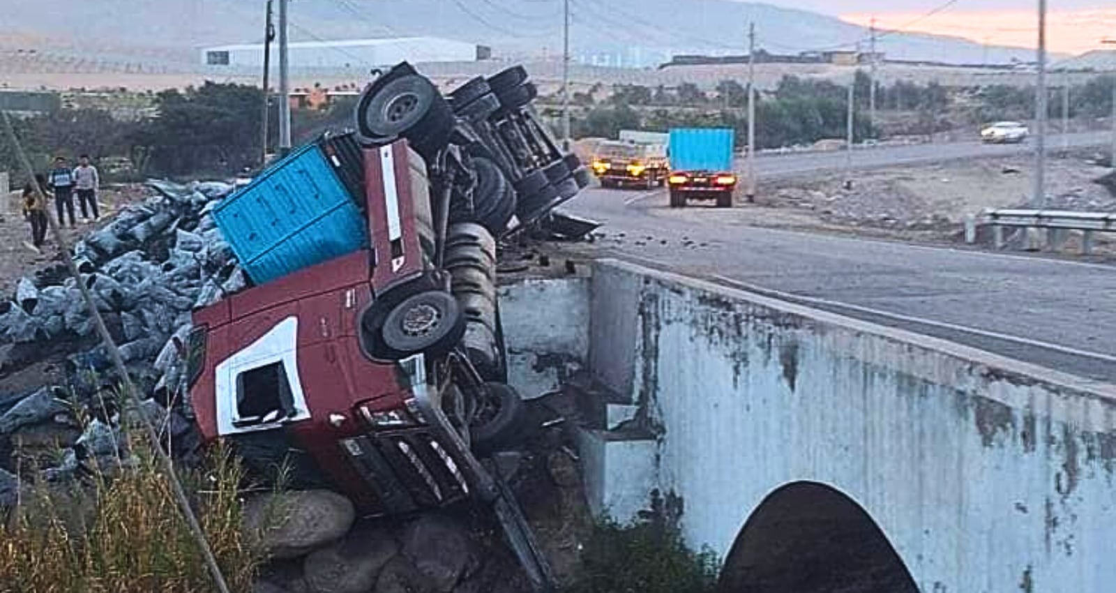 Despiste y volcadura de camión genera emergencia en Camaná. Foto: PNP.