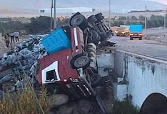 Arequipa: Despiste y volcadura de camión genera emergencia en Camaná (VIDEO)