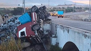 Arequipa: Despiste y volcadura de camión genera emergencia en Camaná (VIDEO)
