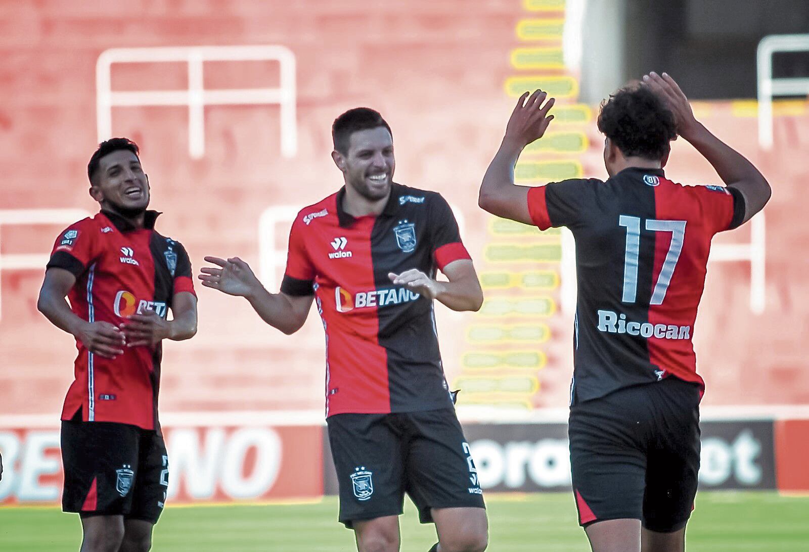 Felicidad en Alexis Arias, Leonel Galeano y Jean Archimbaud. (Foto: FBC Melgar)