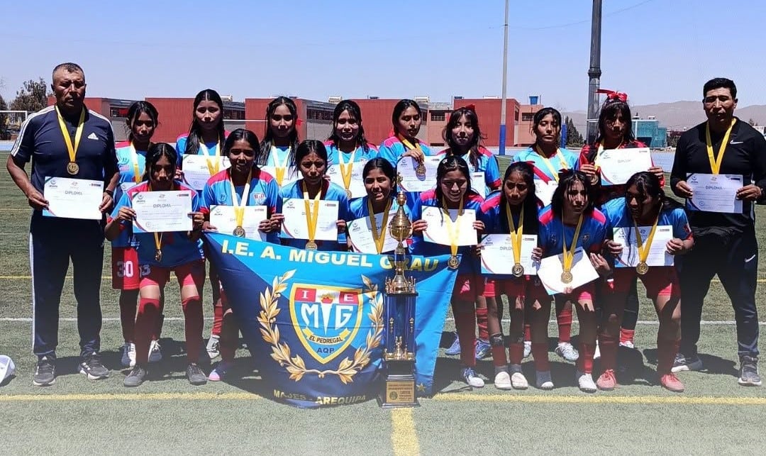 Colegio Almirante Miguel Grau de El Pedregal se coronó campeón en el fútbol damas categoría B, en los Juegos Escolares Deportivos y Paradeportivos 2026. Foto: La Pichanga-Arequipa.
