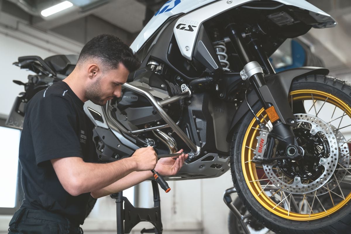 Algunas fallas de una motocicleta pueden advertirse antes de convertirse en una avería mayor. Especialistas explican qué señales no deben ignorarse y qué revisar antes de salir a la vía.
