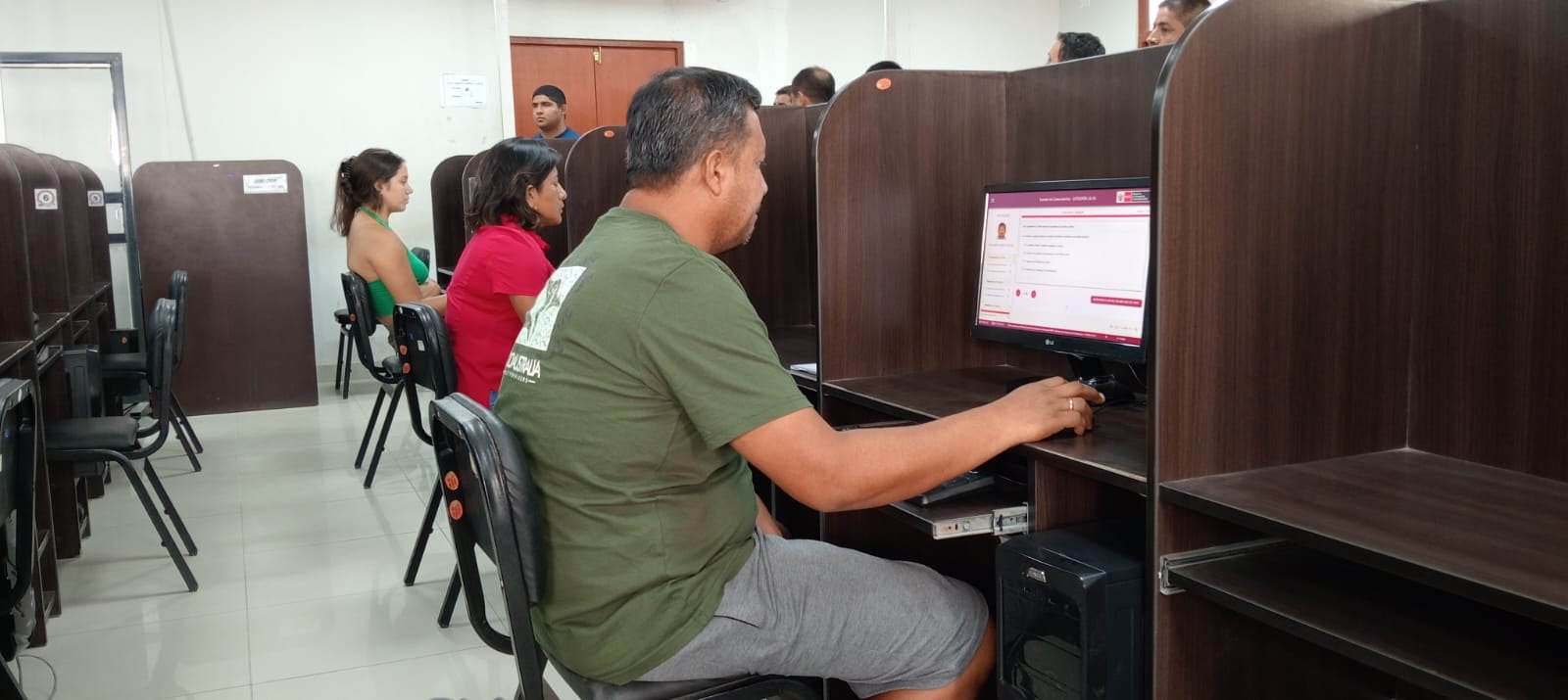 Dirección Regional de Transportes y Comunicaciones implementó con equipos de cómputo la sala de Examen de Conocimiento del Reglamento de Tránsito