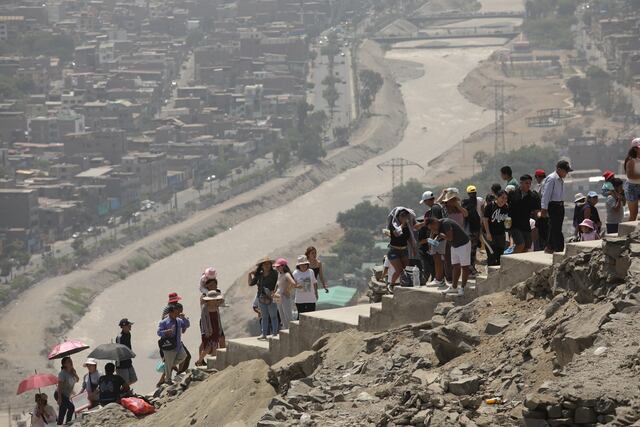 Ciudadanos hicieron el ascenso al Cerro San Cristóbal. (Foto: Britanie Arroyo/ @photo.gec)