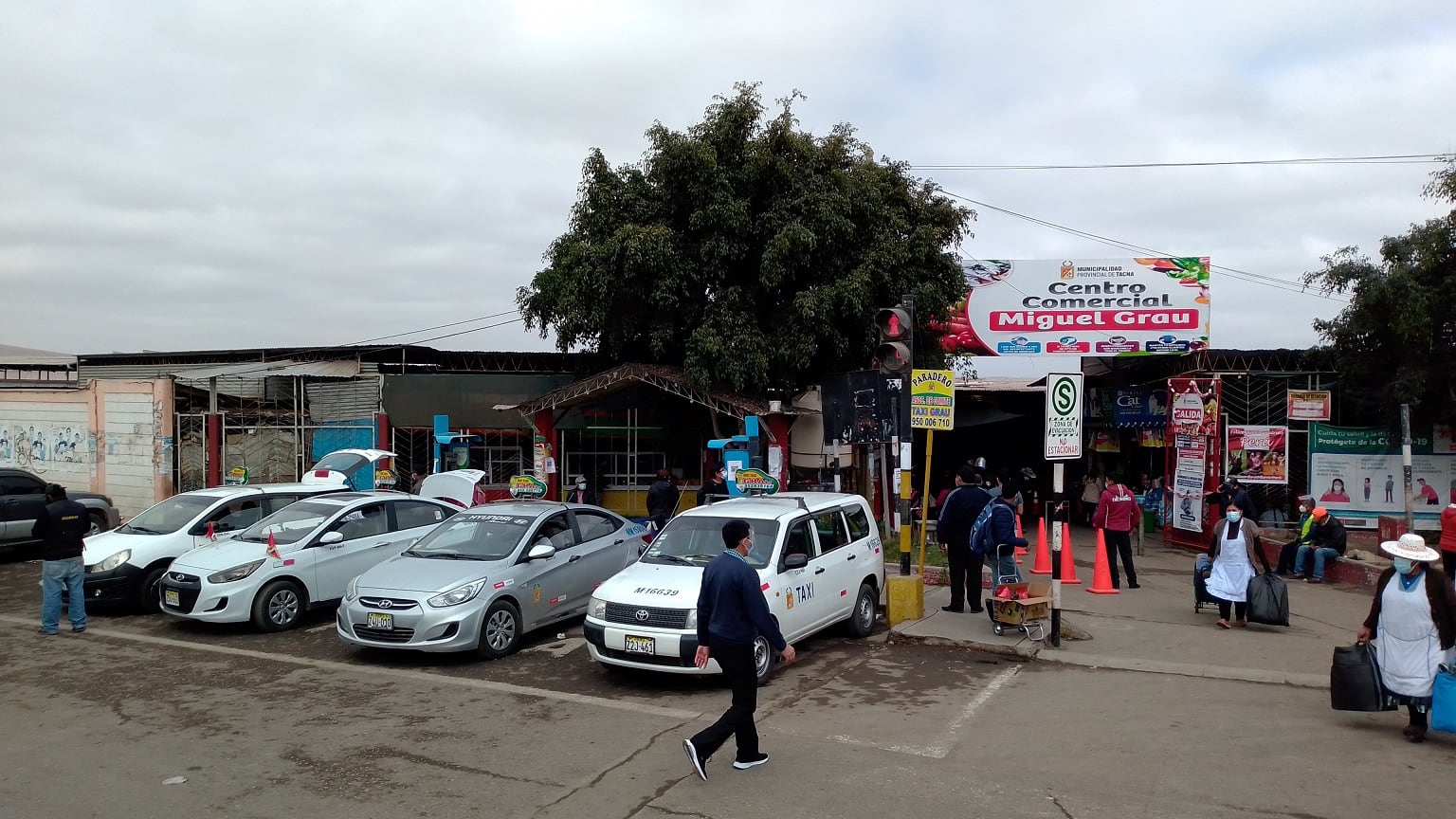 Puerta de ingreso a mercado mayorista Grau por la avenida Basadre