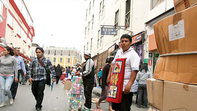 Ambulantes de Mesa Redonda se niegan a irse, en Gamarra negocian