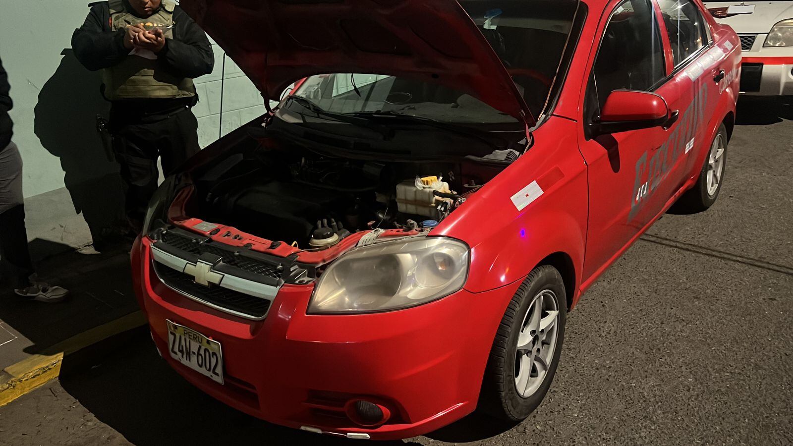 En la calle Sir Jones desmantelaron un vehículo de color rojo