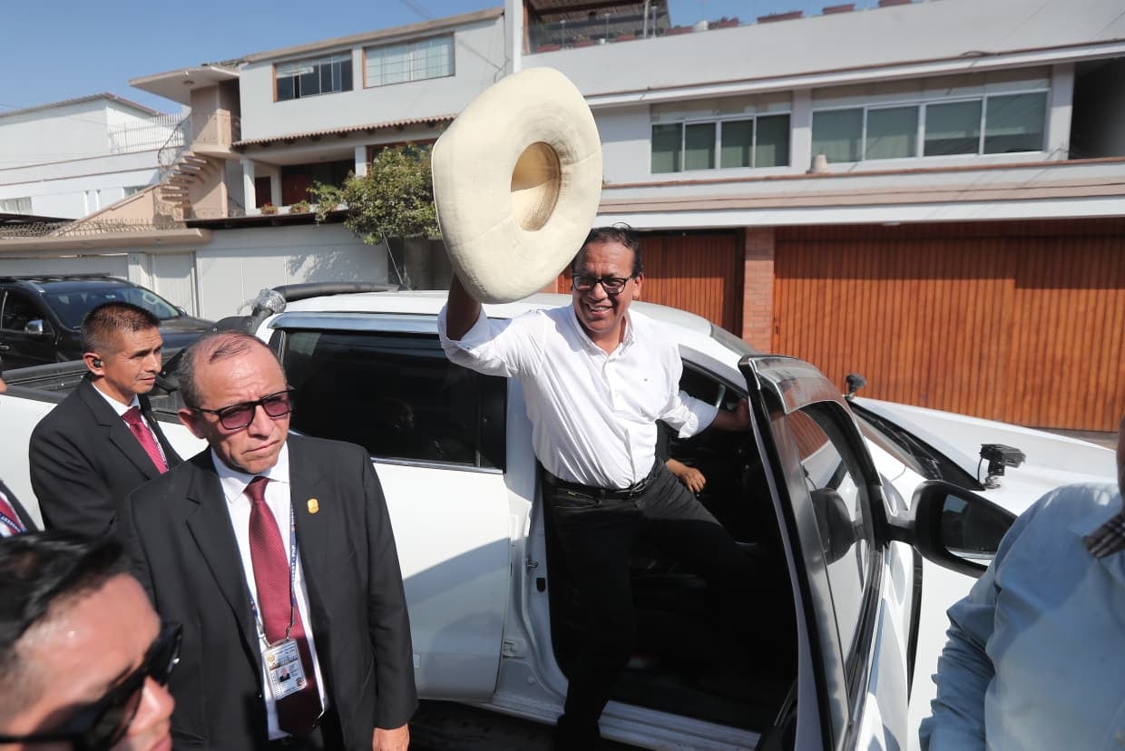 Roberto Sánchez llegas hasta su local de votación en San Borja.
Fotos: Jesús Saucedo / @photo.gec