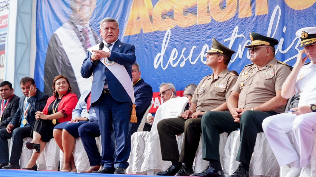 En ceremonia cívica afirmó que se ejecutarán hospitales, colegio, Chavimochic III, y hasta le ofreció al alcalde Javier Mendoza mejorar el estadio.