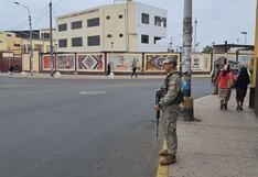 Prefecto regional de La Libertad de acuerdo con los soldados en las calles