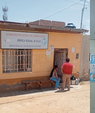 Parte del techo de cielo raso se desplomó en áreas más importantes de la posta.
