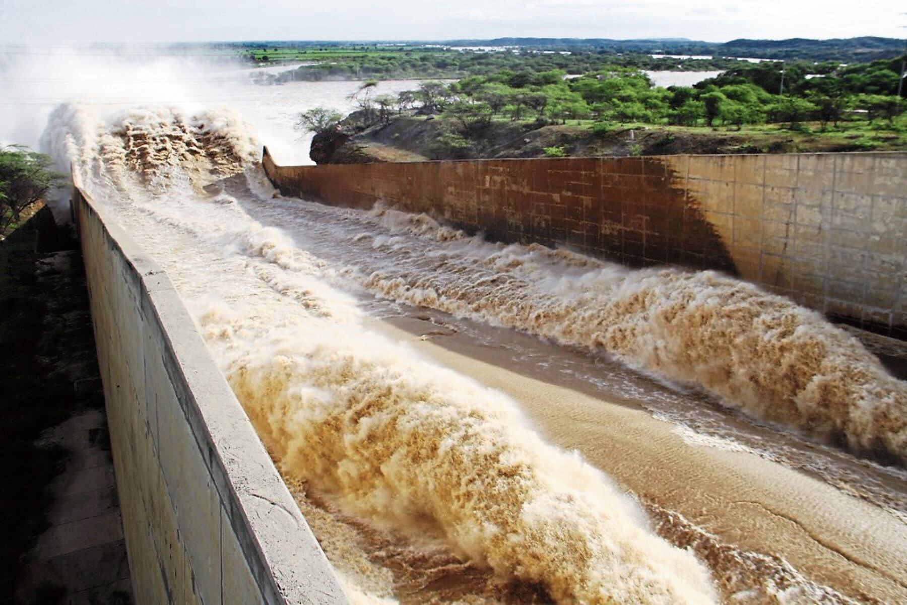 En tanto, 4 trabajadores casi mueren, luego que la camioneta de la comuna de San Miguel de El Faique intentó cruzar el río Serrán, pero fueron rescatados tras varias horas. En tanto, las lluvias dejaron varios deslizamientos, destrucción y bloqueo en la carretera Canchaque a Huancabamba y piden ayuda a autoridades