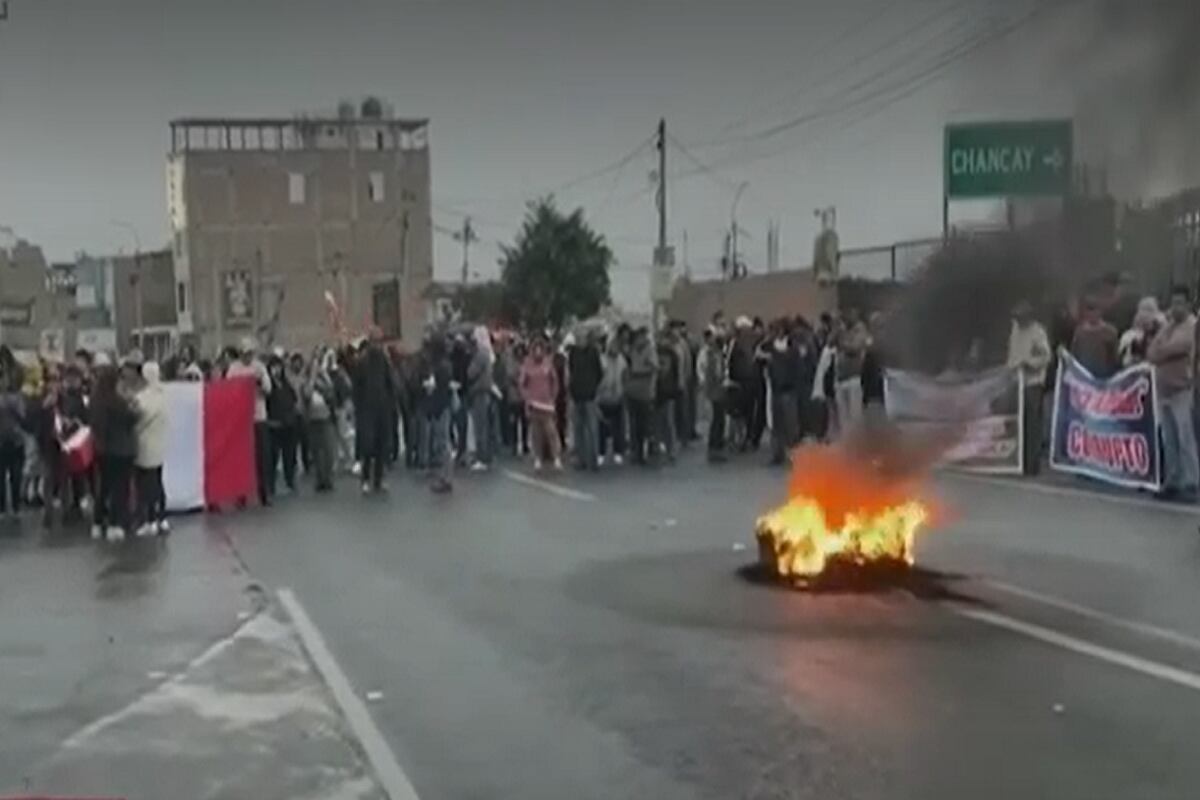 Cientos de pescadores artesanales tomaron esta mañana un tramo de la Panamericana Norte, a la altura del óvalo Chancay, en protesta contra Repsol. (Captura América Noticias)