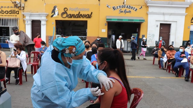 Aplican vacunas anticovid en mercados de Trujillo