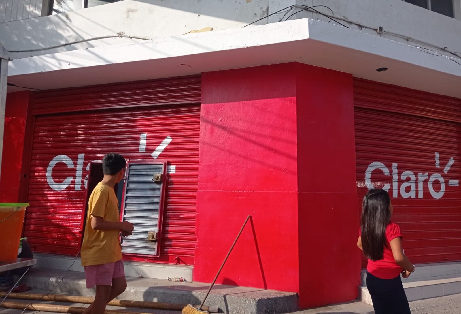 Los testigos refieren que fueron tres los delincuentes que ingresaron al local para hurtar los equipos celulares.