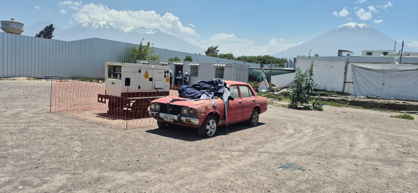 Auto abandonado obstaculiza la construcción de obras de contingencia para el IREN Sur (Foto: Pedro Torres/@photo.gec)