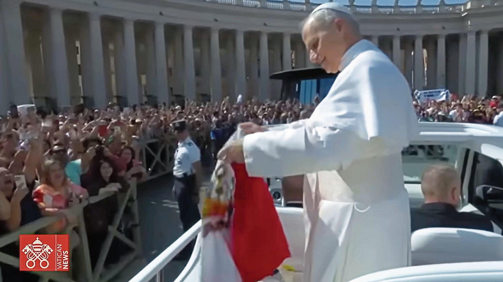 El papa León XIV con la bandera nacional del Perú.