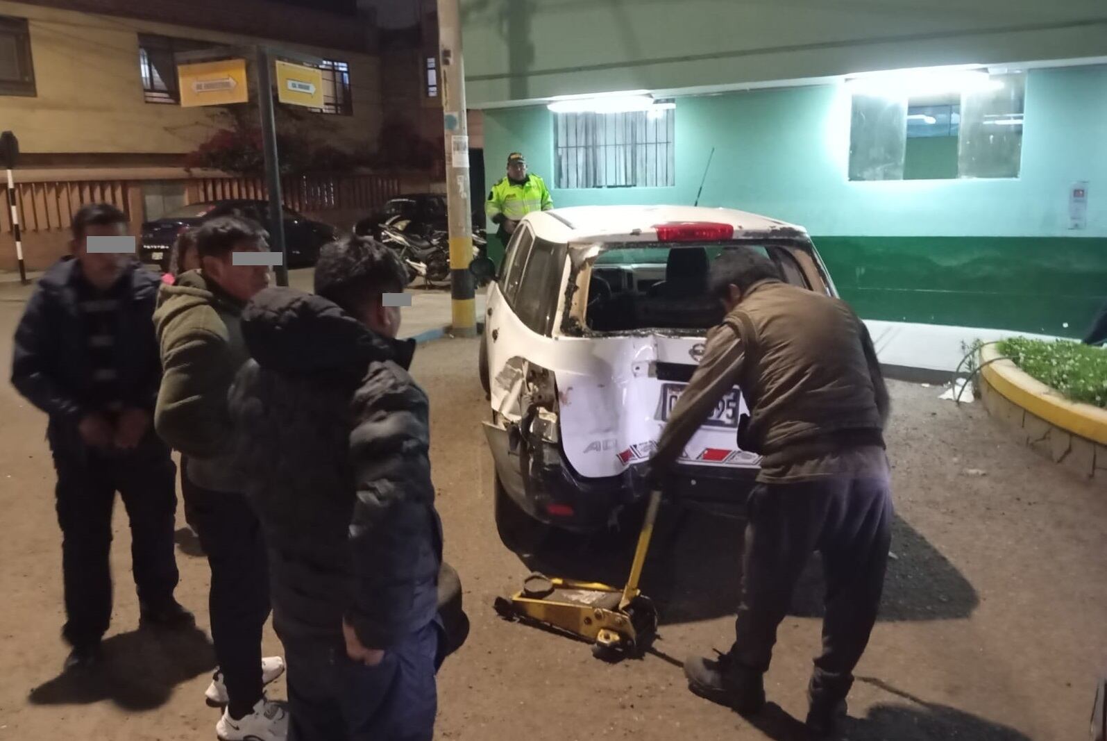 El station wagon en retroceso chocó contra casa y luego llegó a la comisaría con sus visibles daños