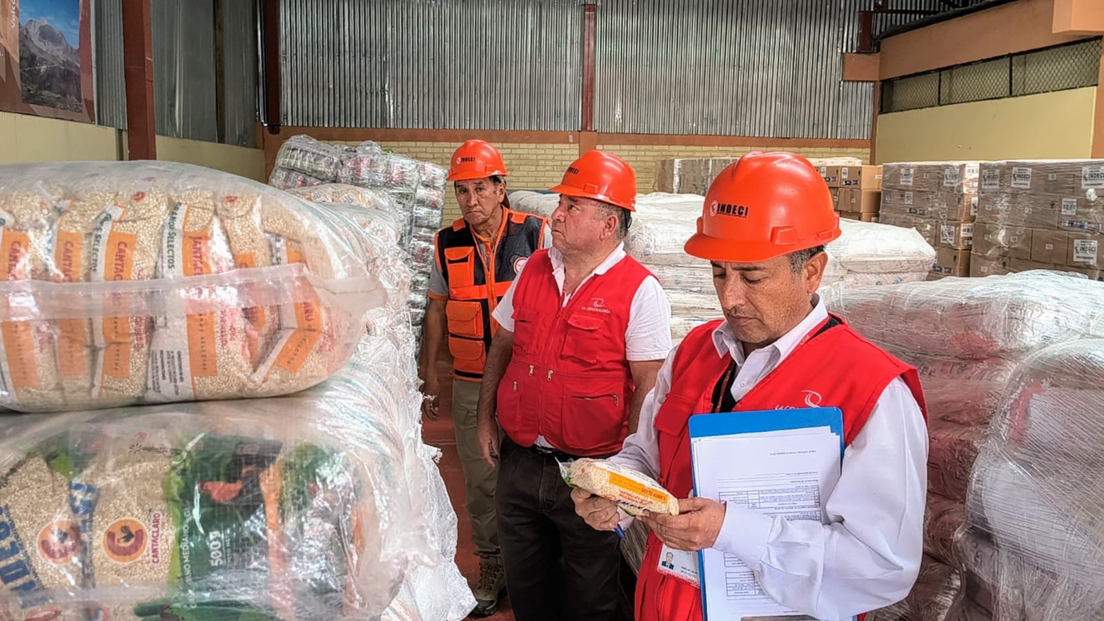 Contraloría supervisó las 24 toneladas de alimentos que el INDECI entregó al COER de Arequipa (Fotos: Contraloría)