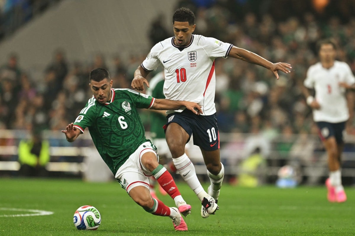 Mexico's midfielder #06 Erik Lira and England's midfielder #10 Jude Bellingham fight for the ball during the 2026 World Cup round of 16 football match between Mexico and England at the Mexico City Stadium in Mexico City on July 5, 2026. (Photo by Yuri CORTEZ / AFP)